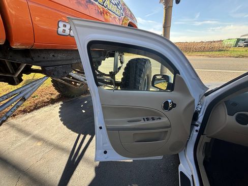 Used 2010 Chevrolet HHR LT image 20