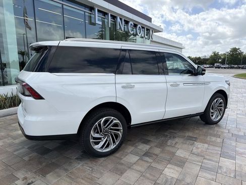 New 2026 Lincoln Navigator Reserve AWD/4WD image 2