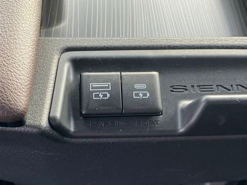 Used 2022 Toyota Sienna Platinum image 27