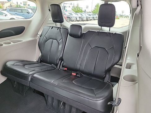Used 2024 Chrysler Pacifica Touring-L FWD image 13