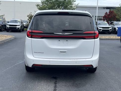 Used 2024 Chrysler Pacifica Touring-L FWD image 4