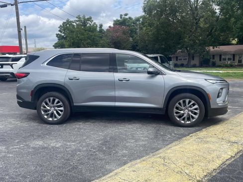Used 2026 Buick Enclave Preferred AWD/4WD image 2