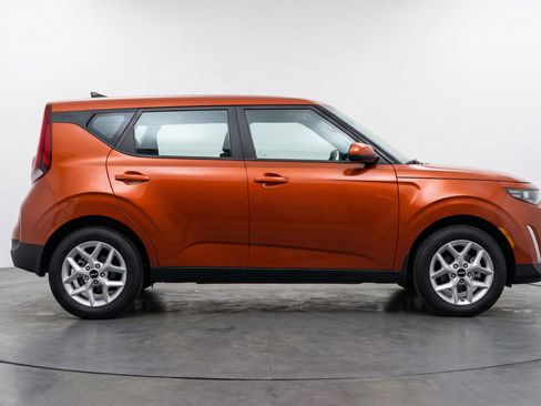 Used 2025 Kia Soul LX w/ LX Technology Package FWD image 11