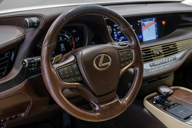 Used 2018 Lexus LS 500 w/ Accessory Package (Z1) RWD image 21