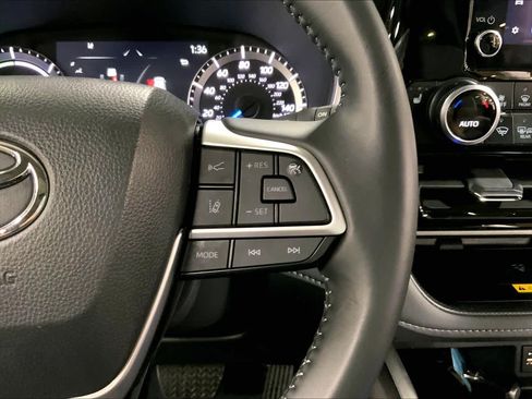 Used 2025 Toyota Highlander XLE AWD/4WD image 25