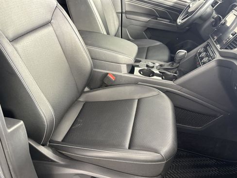 Used 2020 Volkswagen Atlas Cross Sport SEL image 16