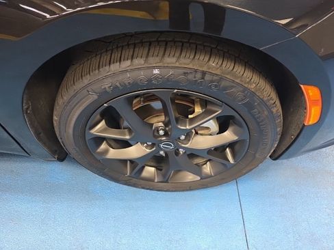 Used 2025 Chrysler Pacifica Limited FWD image 12