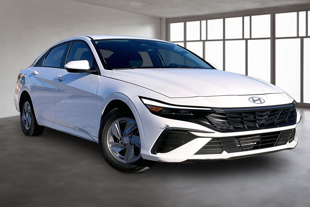 Used 2024 Hyundai Elantra SE FWD image 3