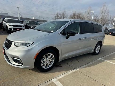 New 2026 Chrysler Pacifica Select image 3