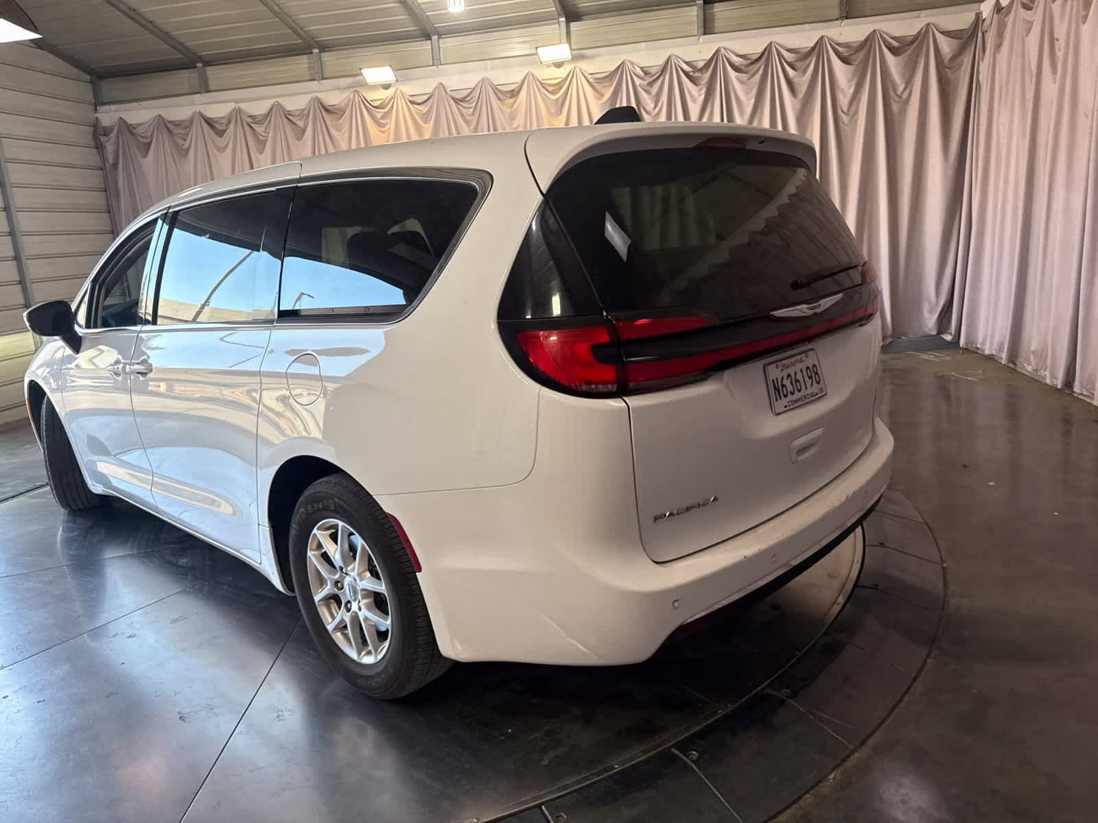 Used 2023 Chrysler Pacifica Touring-L FWD image 7