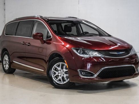 Used 2020 Chrysler Pacifica Touring-L image 8