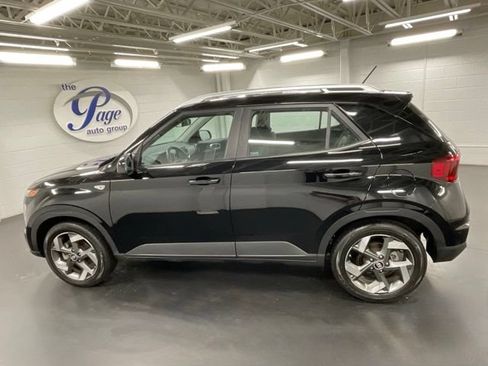Used 2025 Hyundai Venue SEL FWD image 2