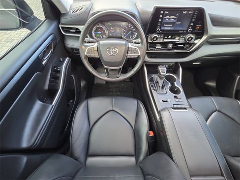 Certified 2022 Toyota Highlander XLE image 6