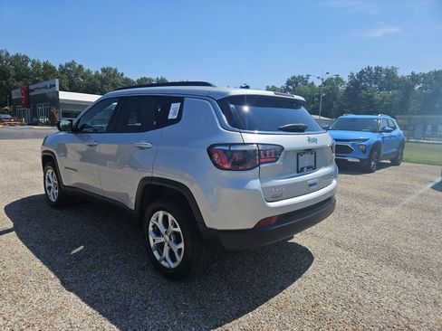Used 2024 Jeep Compass Latitude AWD/4WD image 6