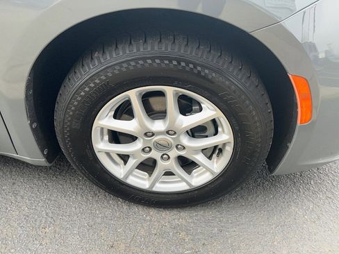 Used 2022 Chrysler Pacifica Touring-L image 13