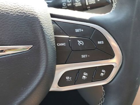 Used 2023 Chrysler Pacifica Touring-L AWD/4WD image 9