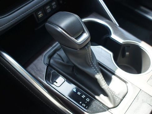 Used 2023 Toyota Highlander Limited image 12