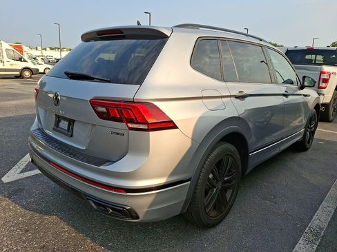 Used 2022 Volkswagen Tiguan SE R-Line AWD/4WD image 2