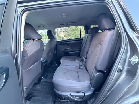 Used 2021 Toyota Highlander LE FWD image 10