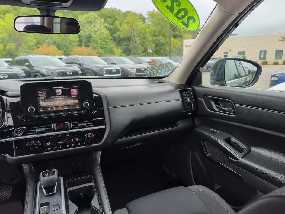 Used 2024 Nissan Pathfinder SV AWD/4WD image 10