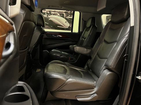 Used 2018 Cadillac Escalade ESV Luxury image 35