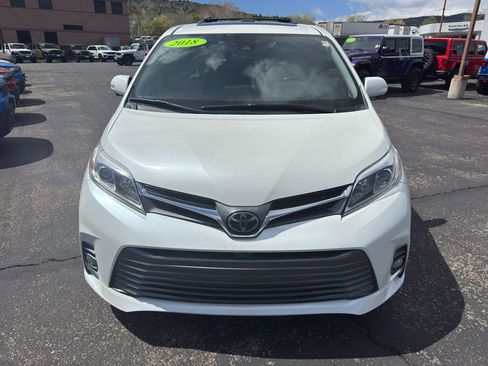 Used 2018 Toyota Sienna Limited Premium image 2