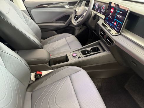 New 2025 Volkswagen Tiguan SE image 26