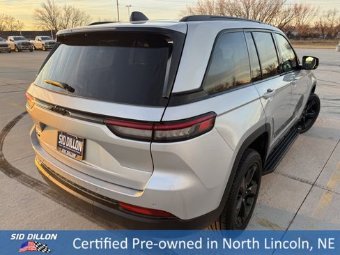 Used 2024 Jeep Grand Cherokee Altitude image 8