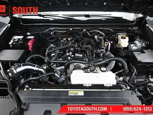 Used 2025 Toyota Tacoma SR5 AWD/4WD image 32