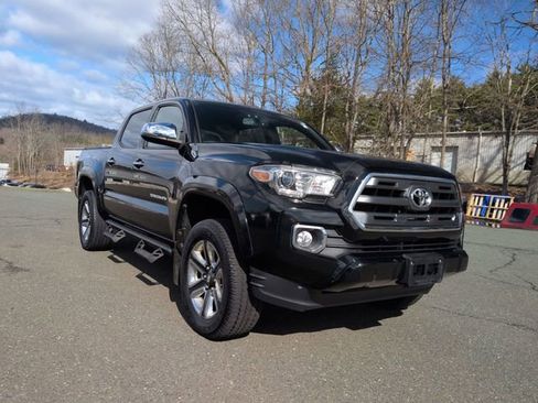 Used 2017 Toyota Tacoma Limited w/ Tow Package image 4