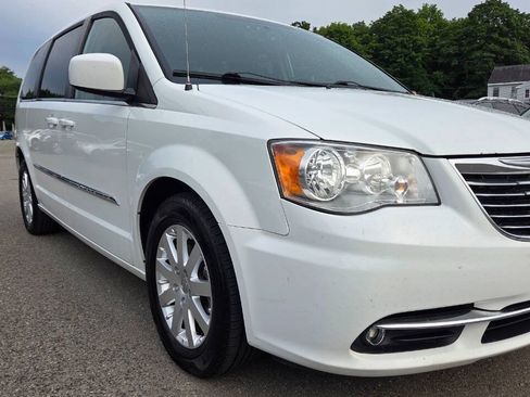 Used 2016 Chrysler Town & Country Touring FWD image 18