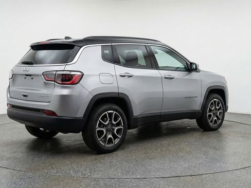Used 2025 Jeep Compass Trailhawk AWD/4WD image 9
