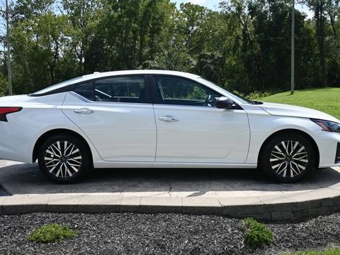 Used 2025 Nissan Altima 2.5 SV FWD image 4