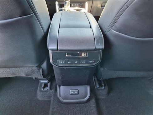 Used 2025 Toyota Highlander XLE FWD image 17