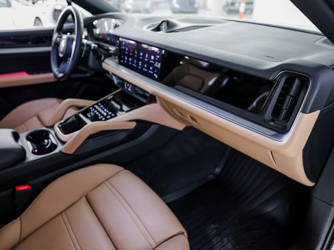 Certified 2025 Porsche Cayenne Coupe AWD/4WD image 29
