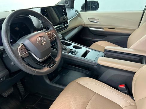 Used 2022 Toyota Sienna Limited FWD image 16