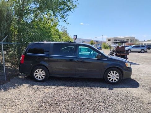 Used 2014 Chrysler Town & Country Touring FWD image 4