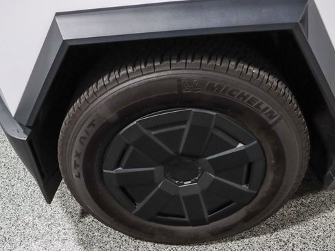 Used 2024 Tesla Cybertruck AWD Crew Cab image 11