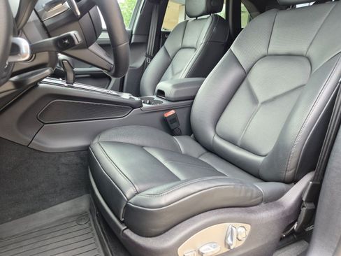 Certified 2026 Porsche Macan AWD/4WD image 5