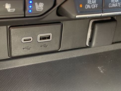 Used 2024 Chevrolet Suburban High Country image 27