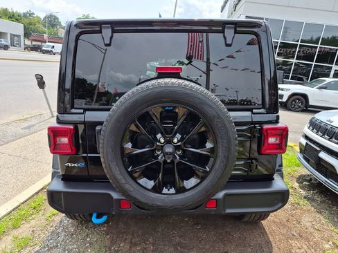 Used 2022 Jeep Wrangler Unlimited Sahara w/ Cold Weather Group AWD/4WD image 6