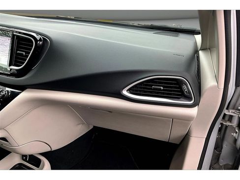 Certified 2024 Chrysler Pacifica Touring-L FWD image 19