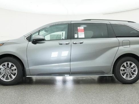 New 2026 Toyota Sienna XLE image 19