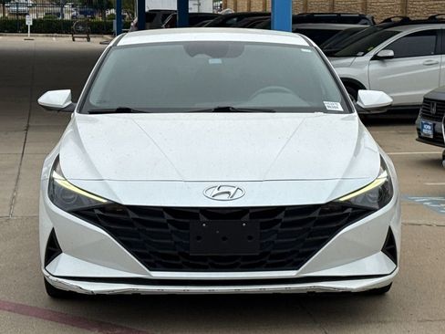 Used 2021 Hyundai Elantra SE image 2