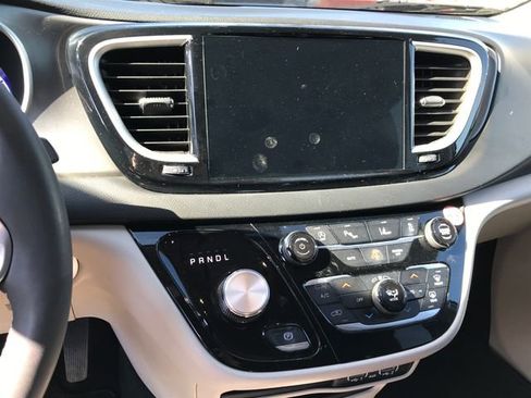 Used 2024 Chrysler Pacifica Touring-L image 6