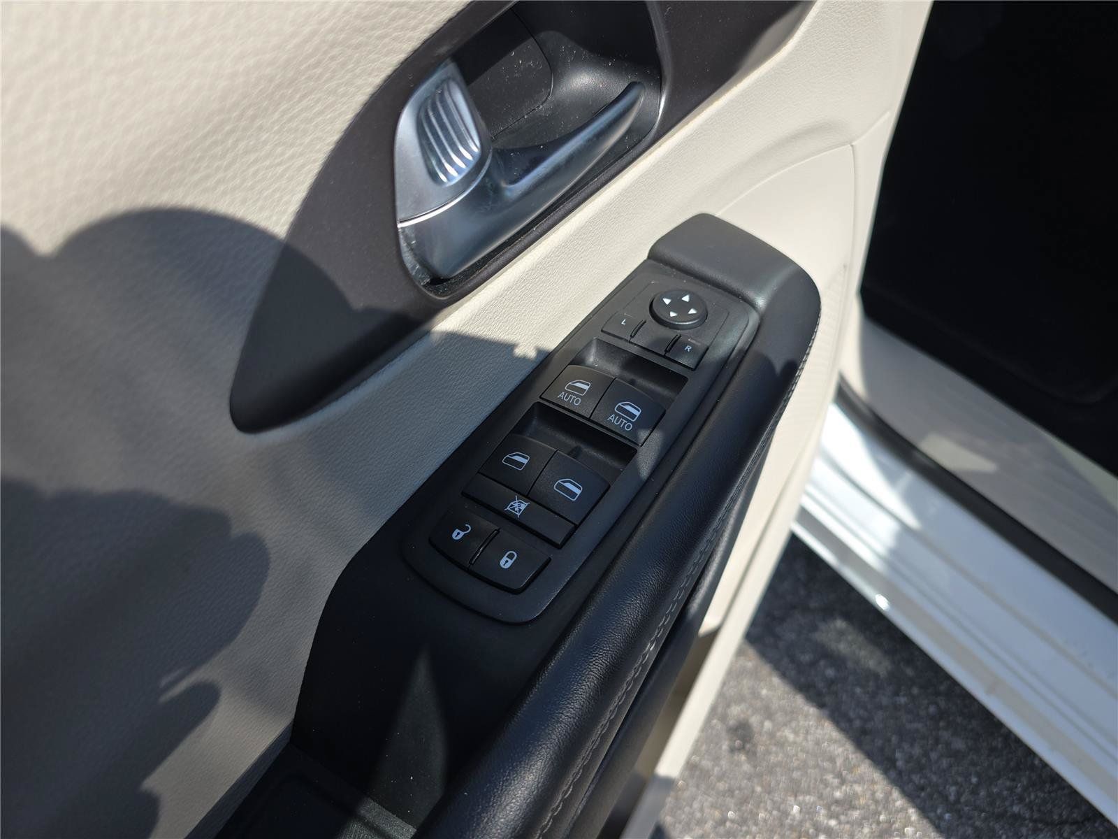 Used 2024 Chrysler Pacifica Touring-L FWD image 18