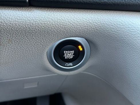 Used 2023 Chrysler Pacifica Touring-L image 54