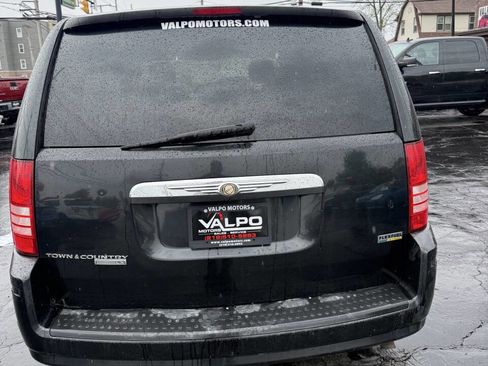 Used 2008 Chrysler Town & Country LX FWD image 7
