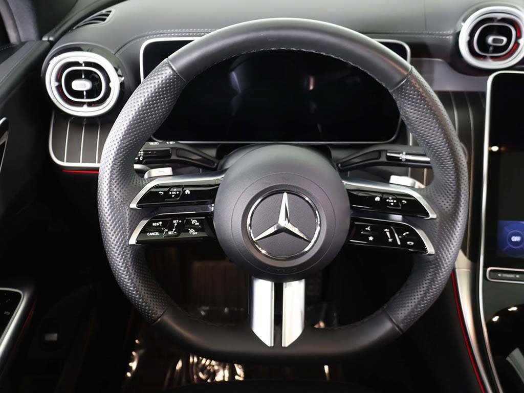 Used 2025 Mercedes-Benz GLC 300 4MATIC image 42