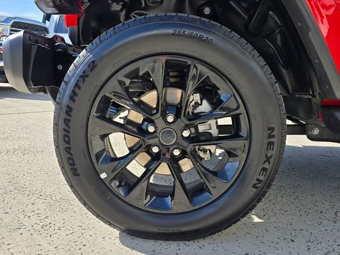 Used 2025 Jeep Wrangler Unlimited Sahara image 13